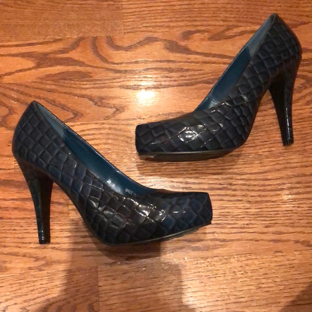 Blue Textured Pattern Close Toe Heels - image 5